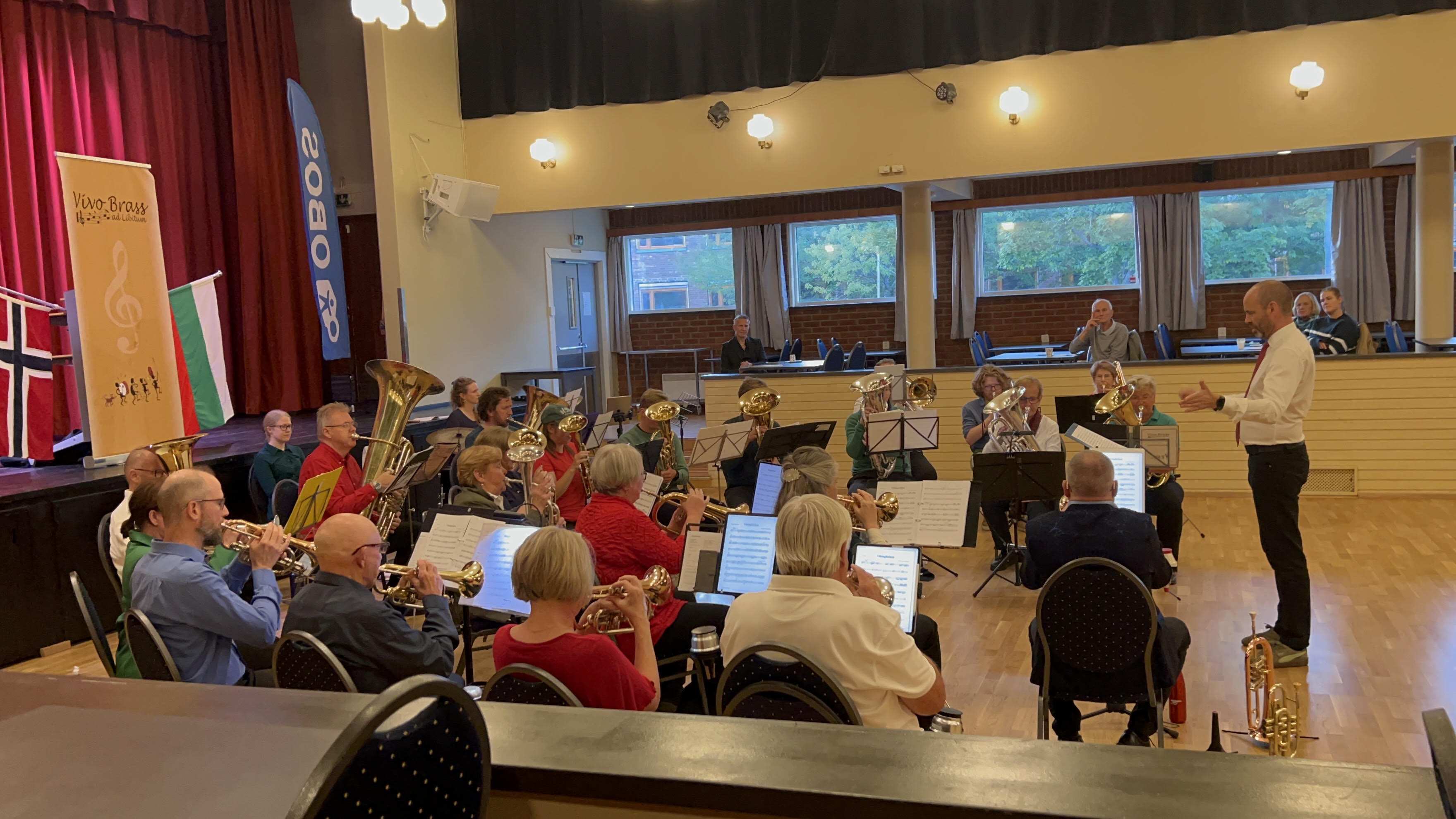 Publikum og musikanter i Grorud samfunnshus